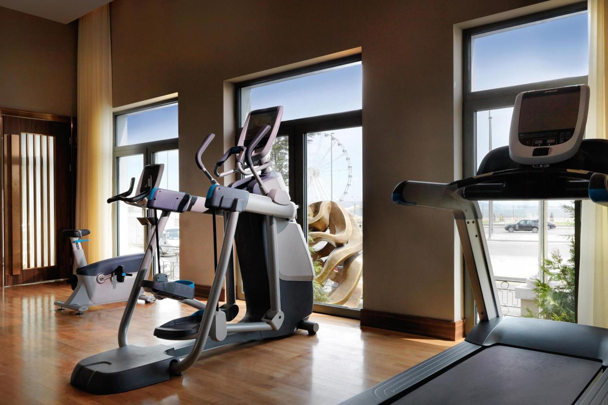 Sheraton Baku Intourist Kültér fotó A typical gym