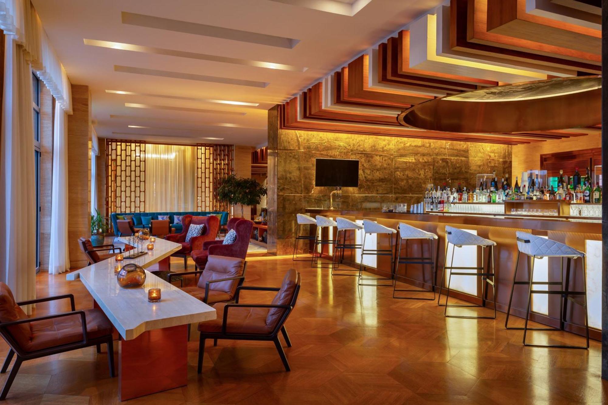 Sheraton Baku Intourist Kültér fotó The bar at the Westin