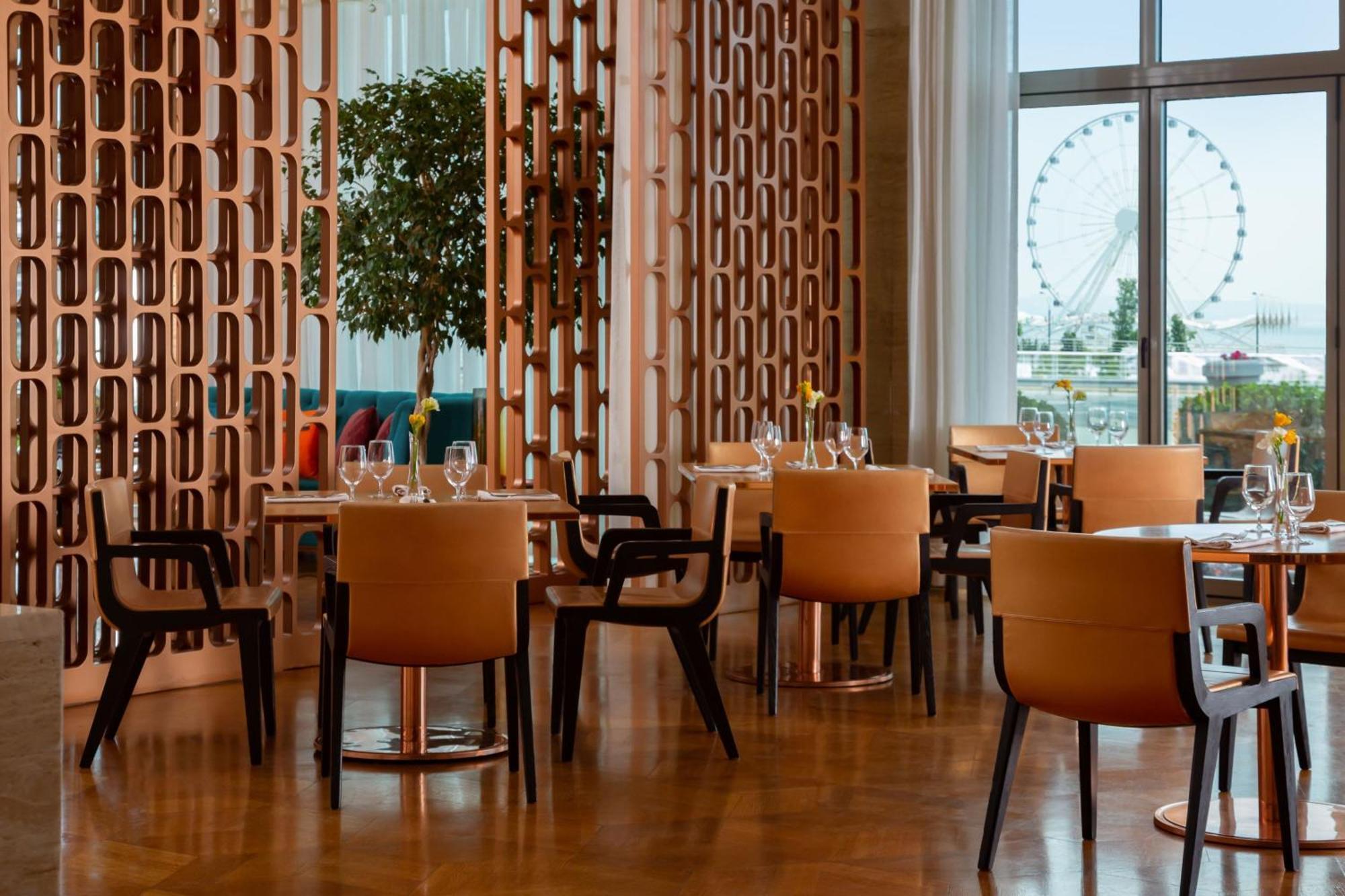 Sheraton Baku Intourist Kültér fotó Restaurant