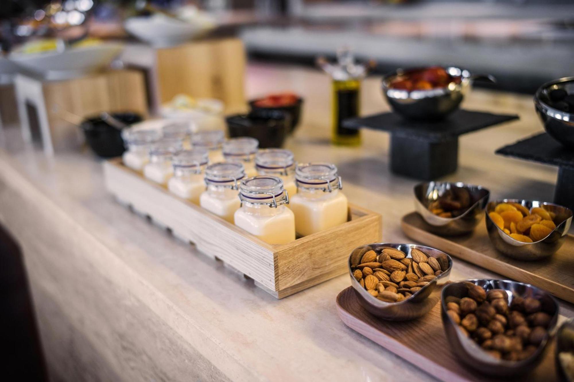 Sheraton Baku Intourist Kültér fotó A selection of snacks at a business lounge