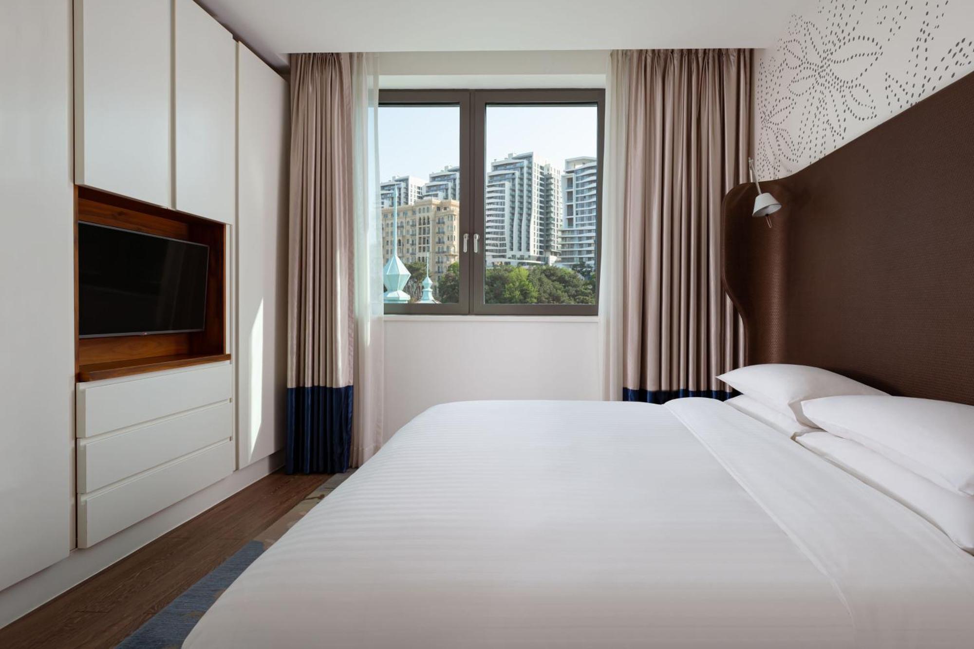 Sheraton Baku Intourist Kültér fotó A bedroom at the hotel