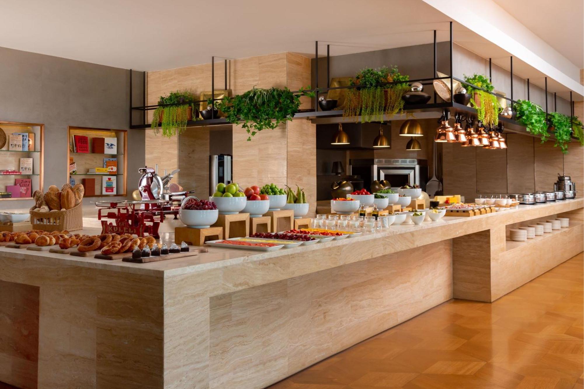 Sheraton Baku Intourist Kültér fotó The buffet at the hotel