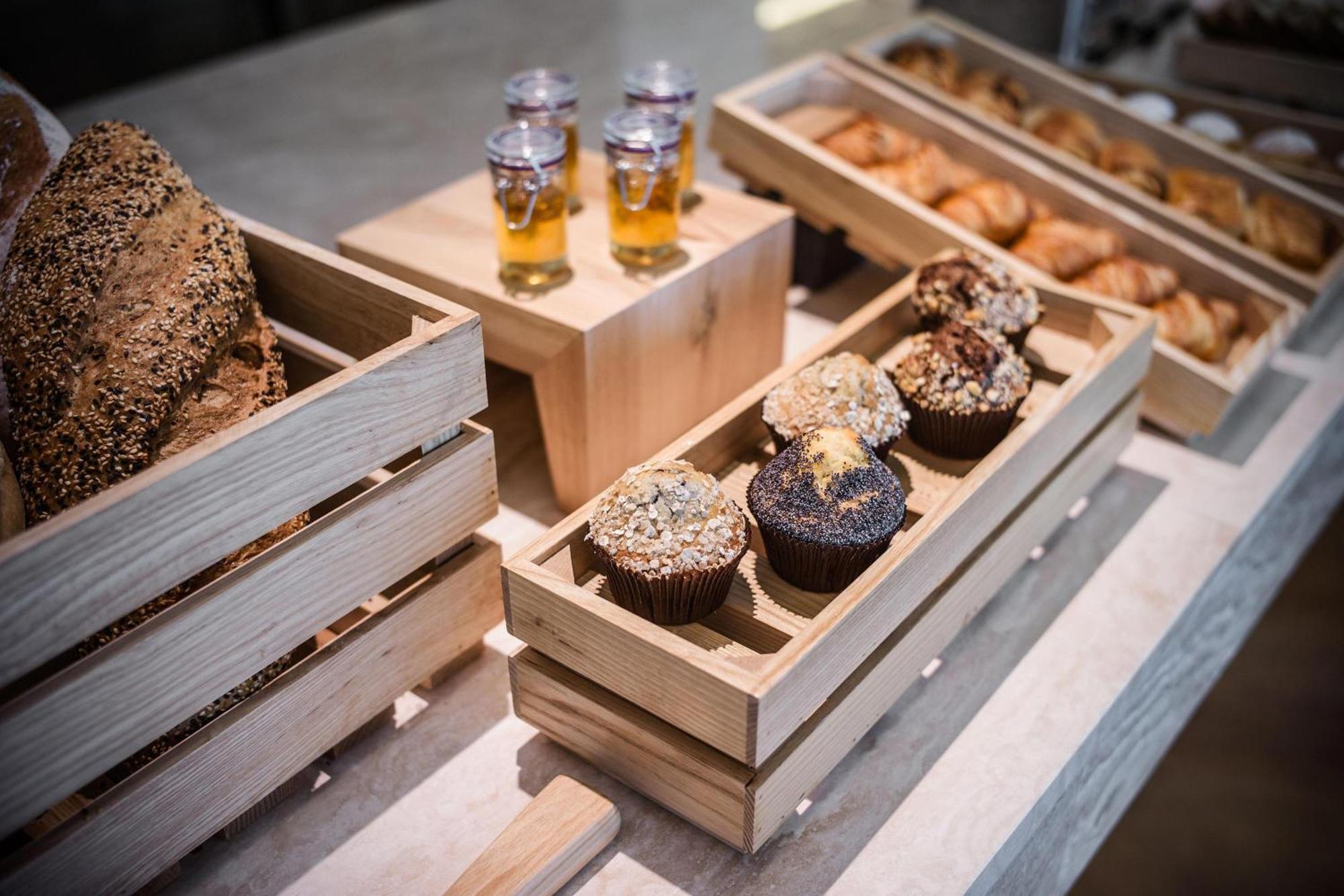 Sheraton Baku Intourist Kültér fotó A selection of muffins at a buffet