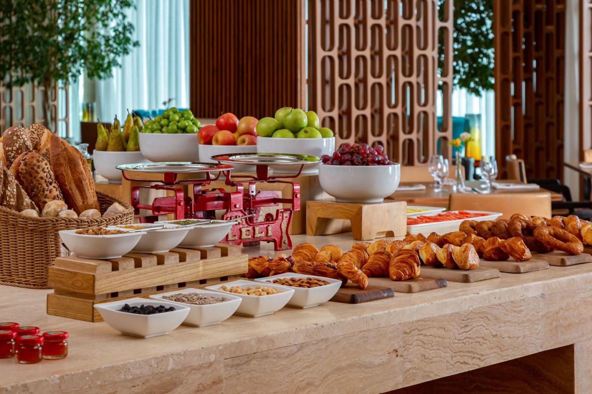 Sheraton Baku Intourist Kültér fotó A breakfast buffet at a hotel