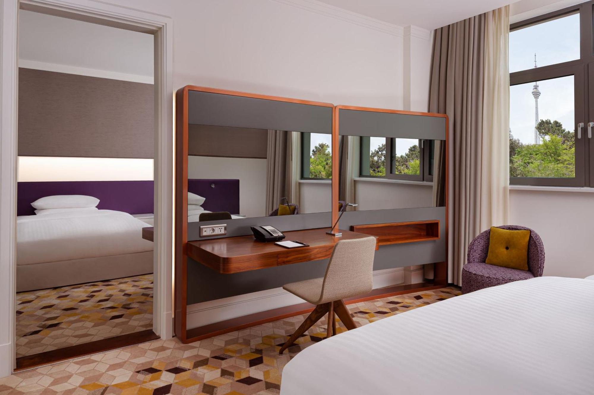 Sheraton Baku Intourist Kültér fotó A room at the hotel