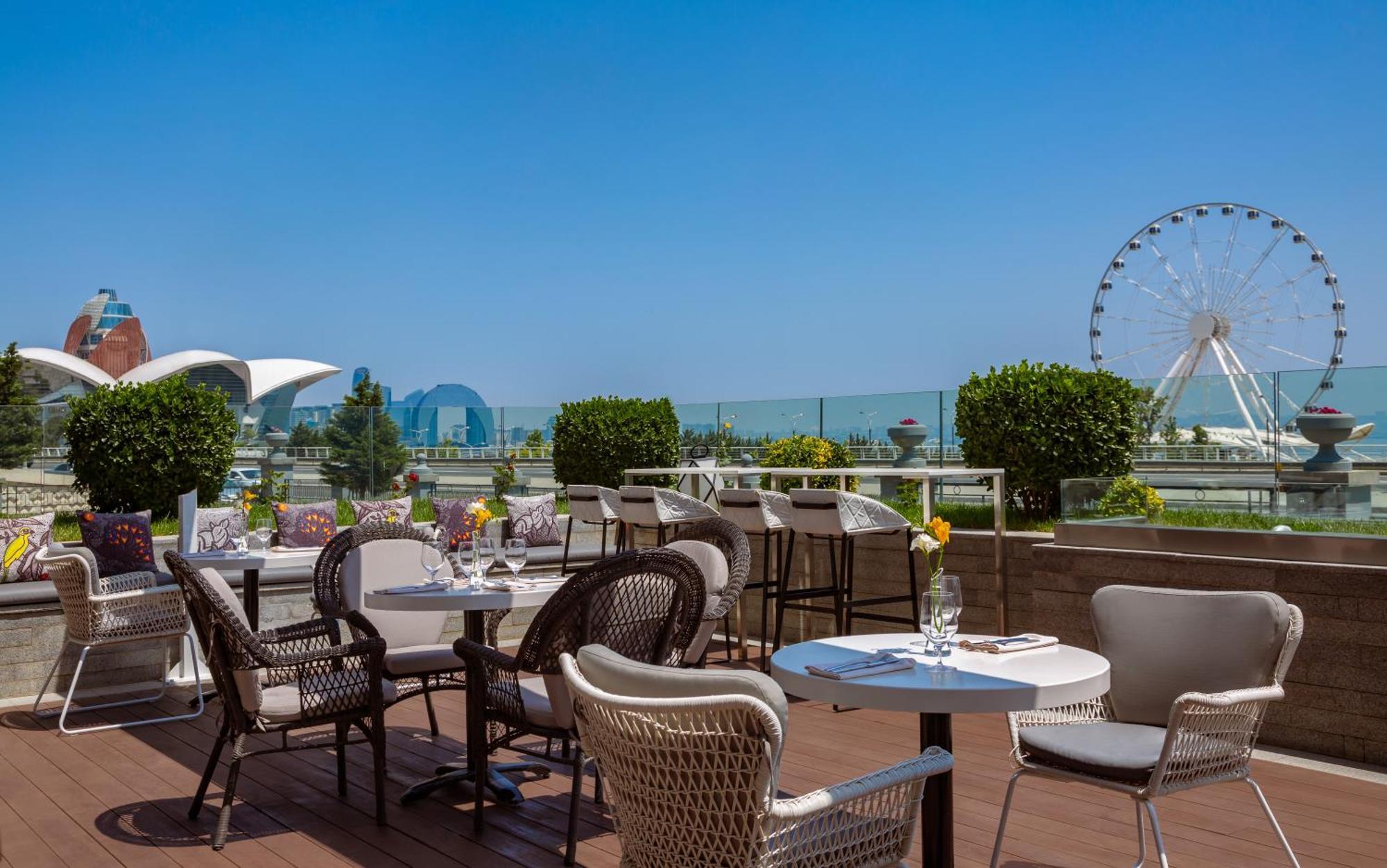 Sheraton Baku Intourist Kültér fotó The Sky Bar