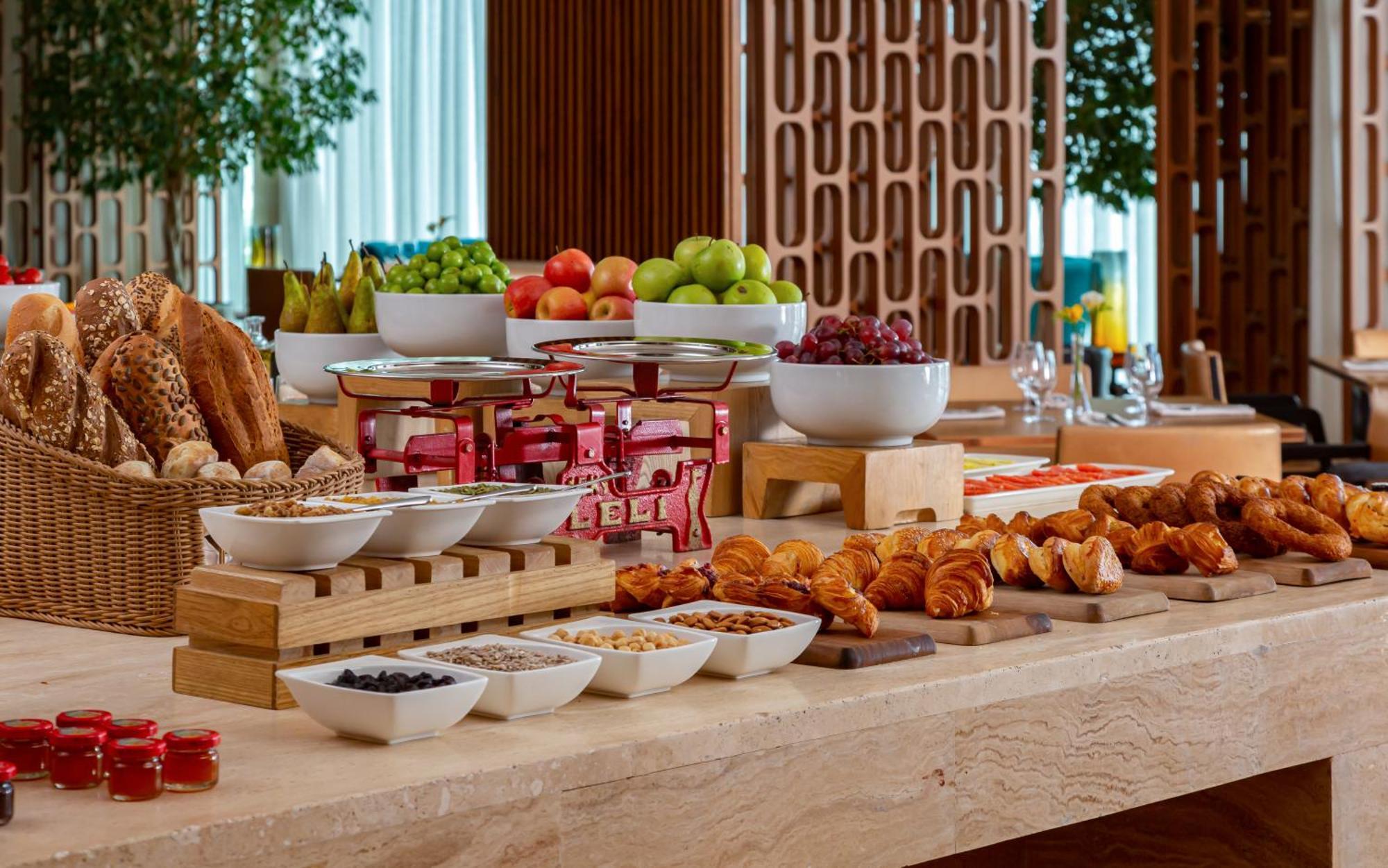 Sheraton Baku Intourist Kültér fotó A breakfast buffet