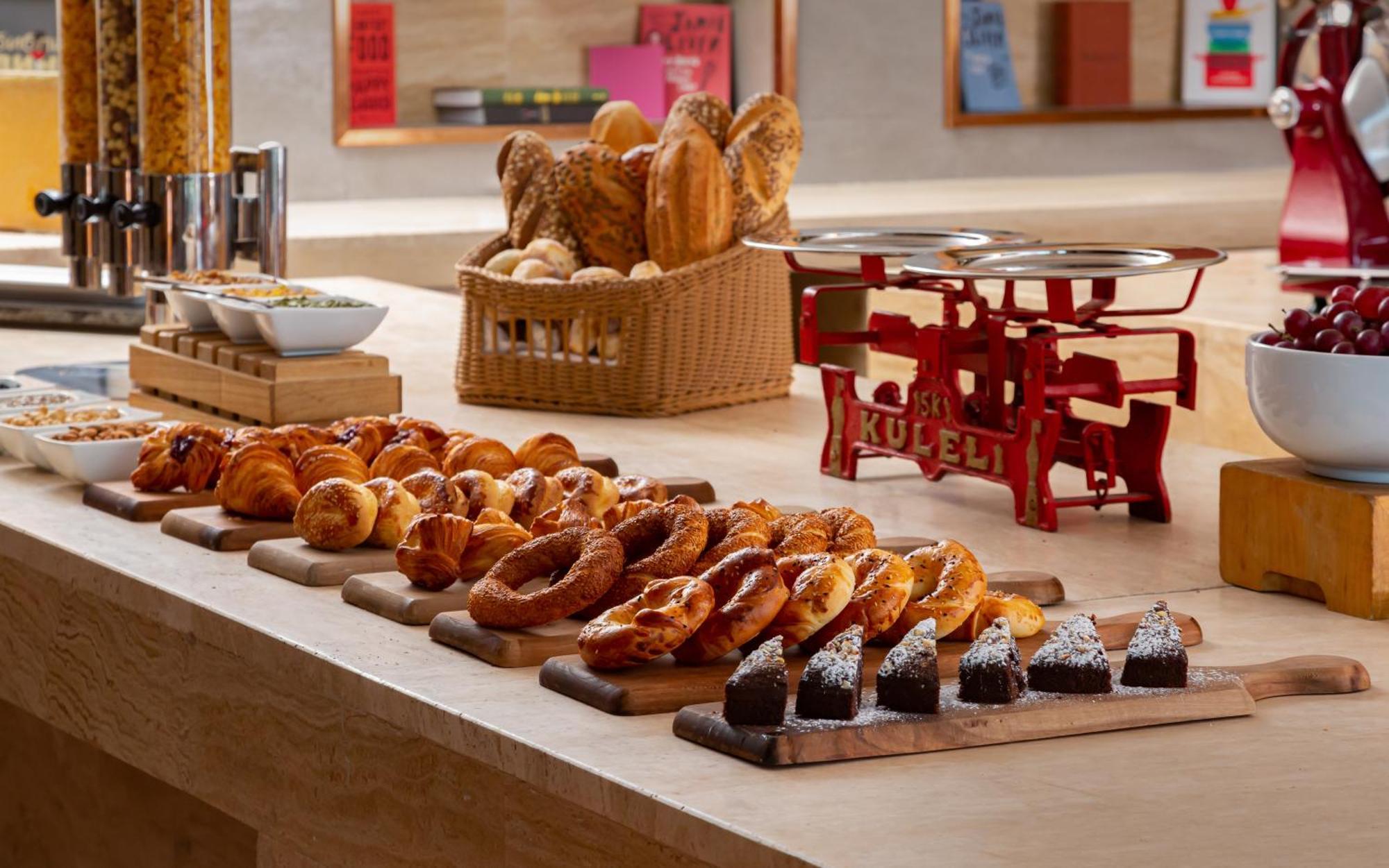 Sheraton Baku Intourist Kültér fotó A selection of breads and pastries at a buffet